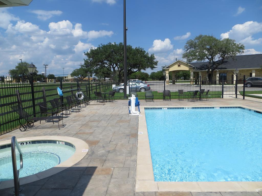 Hotel Texas Cuero ภายนอก รูปภาพ