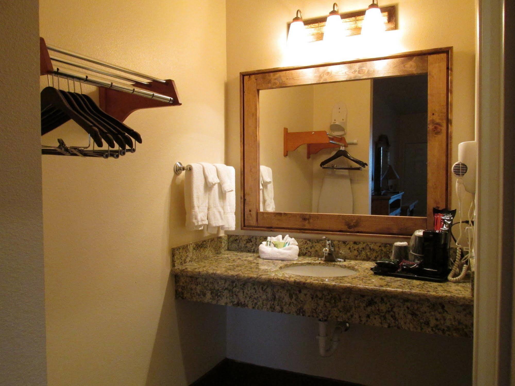 Hotel Texas Cuero ภายนอก รูปภาพ
